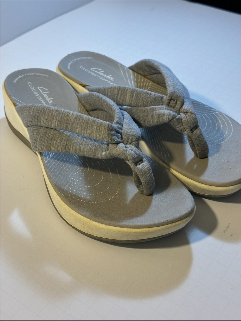 Clarks Cloudsteppers Gray Cushioned Flip Flops Coastal Mom Comfort - Picture 3 of 9